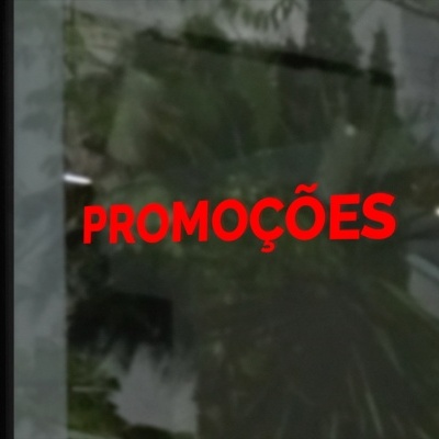 Vidro com palavra PROMOÇÕES escrita em vermelho