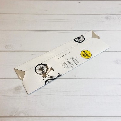 Embalagem branca com bicicleta desenhada e texto Ready To Ride