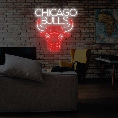 Sala com parede de tijolos, sofá cinza, cadeira amarela, mesa preta, luminária de neon CHICAGO BULLS e mapa da África.