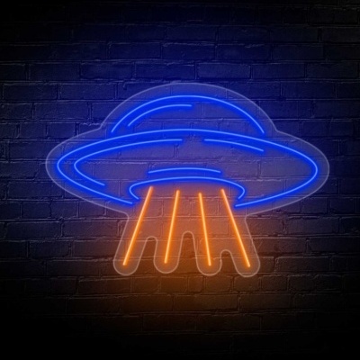 Neon luminoso em forma de disco voador azul com feixes de luz laranja sobre parede de tijolos