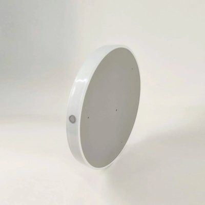 Dispositivo redondo branco e cinza fixado na parede