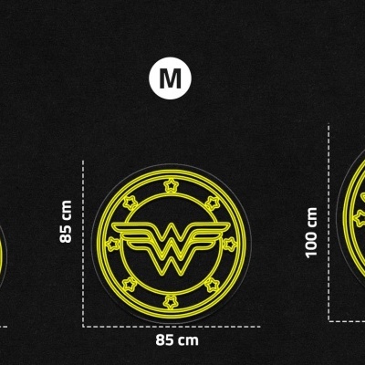 Três círculos com logo da Mulher Maravilha e dimensões em centímetros para tamanhos S, M, L
