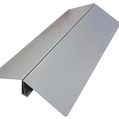 Perfil metálico cinza com duas abas inclinadas e acabamento fosco