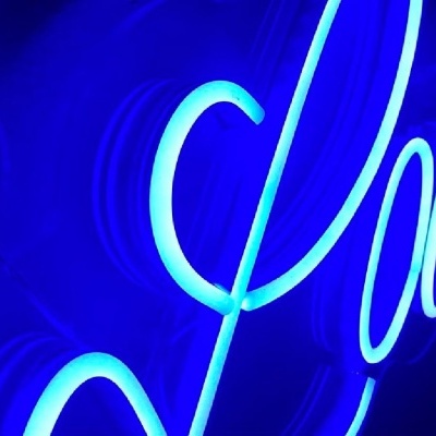 Letreiro em néon azul com a palavra parcialmente visível 'Pareis'