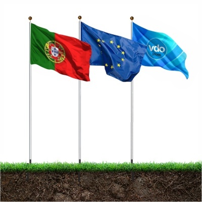 Três bandeiras em postes com bandeiras de Portugal, União Europeia e vdo STORE.