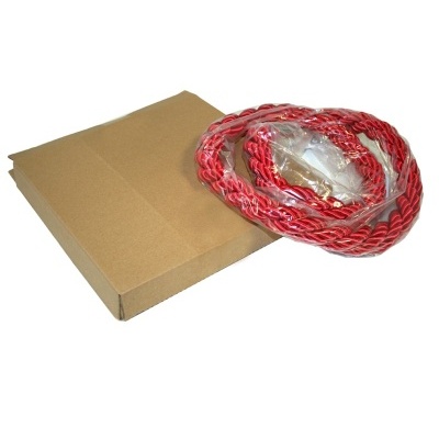 Corda vermelha e branca enrolada ao lado de caixa de cartão castanha