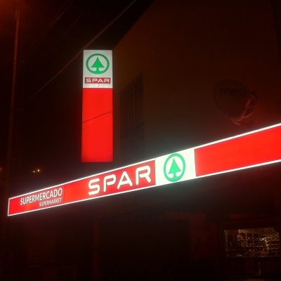 Letreiros iluminados do supermercado SPAR à noite