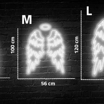 Três conjuntos de luzes LED em forma de asas de anjo com auréola penduradas numa parede de tijolos pretos, apresentam tamanhos S, M e L com medidas exibidas.