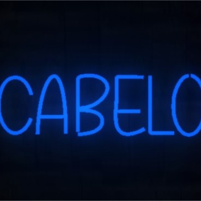 Neon azul com a palavra CABELO em letras maiúsculas contra uma parede escura.