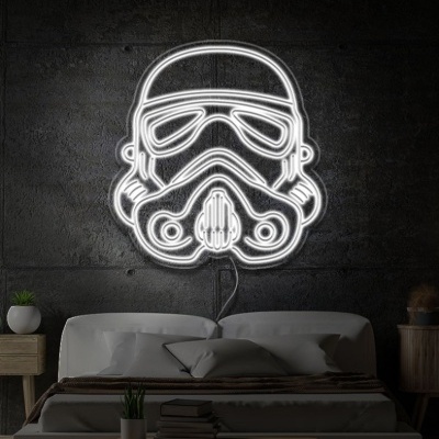 Luz de néon em forma de capacete de Stormtrooper na parede acima da cama