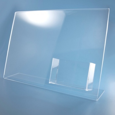 Expositor transparente em acrílico inclinado sobre fundo azul