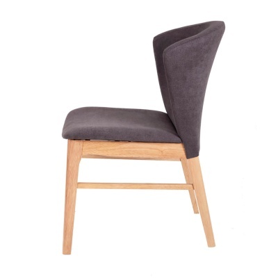 Cadeira de madeira clara com estofado cinzento escuro