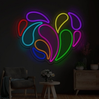 Luz de néon colorida em forma de elementos paisley numa parede preta