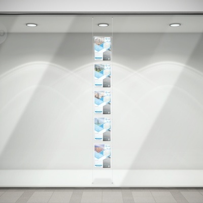 Montra de loja vazia com faixa vertical de imagens de produto azul claro