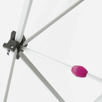 Estrutura metálica com detalhe cor-de-rosa