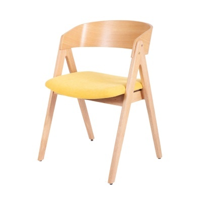 Cadeira de madeira clara com assento amarelo