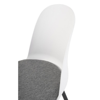 Cadeira branca com assento cinza acolchoado e pernas pretas