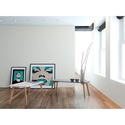 Mesas de centro brancas e cinzentas com base de madeira, molduras azuis e pretas, vaso branco com ramos em sala minimalista