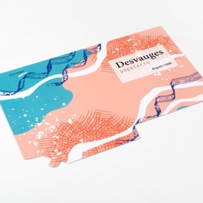 Envelopes coloridos com padrões abstratos e texto Desvagues papelaria