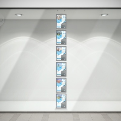 Montra com cinco cartazes verticais e iluminação focada