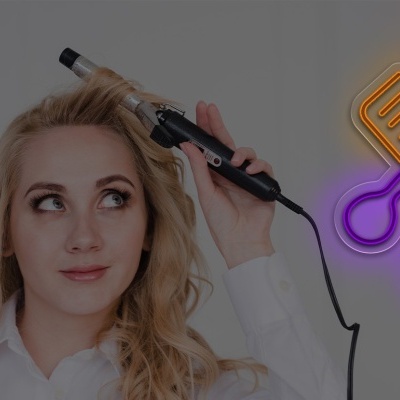 Mulher loira a usar modelador de cabelo com letreiro néon de tesoura e pente