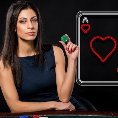 Mulher sentada segurando ficha de poker verde junto a carta ás de copas digital