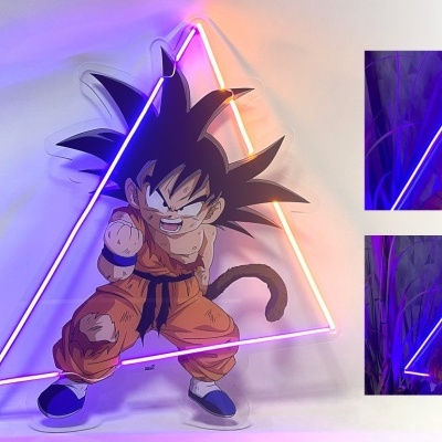 Abajur triangular com personagens de anime e luzes LED coloridas