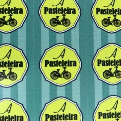 Vários autocolantes amarelos com bicicleta e texto 'A Pasteleira'