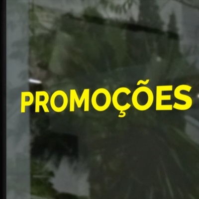 Vidro com a palavra PROMOÇÕES em amarelo e letras maiúsculas