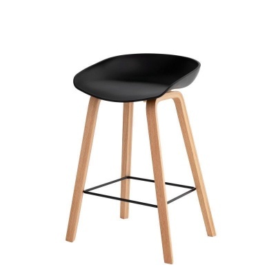 Banco alto preto com pernas de madeira clara e descanso metálico para os pés