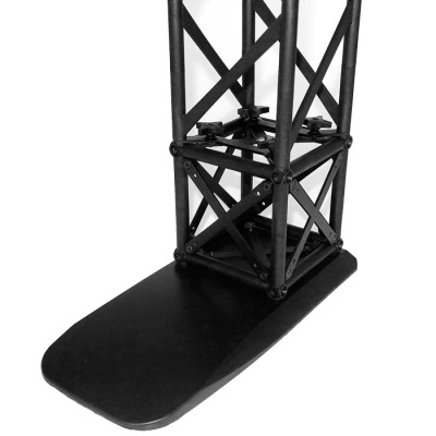 Base metálica preta com estrutura tubular em padrão X