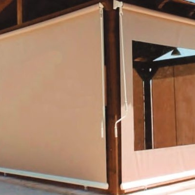 Toldo exterior bege em estrutura de madeira com janelas transparentes