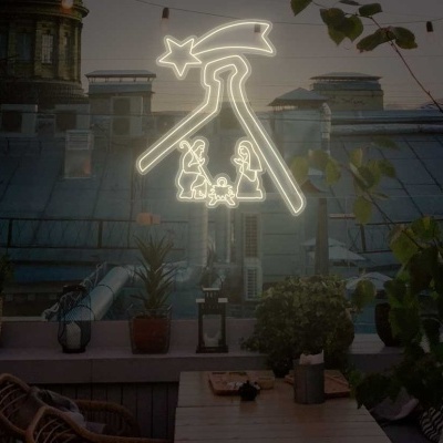 Decoração luminosa em forma de moinho com personagens numa varanda ao anoitecer