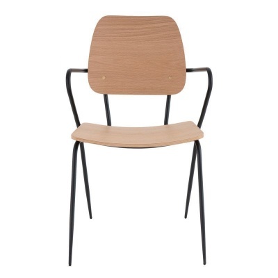 Cadeira de madeira clara com estrutura metálica preta