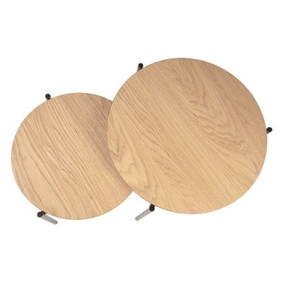 Dois tampos de mesas redondos em madeira clara com suportes metálicos pretos