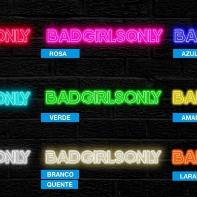 Letreiros de neon coloridos com texto 'BAD GIRLS ONLY' em várias cores