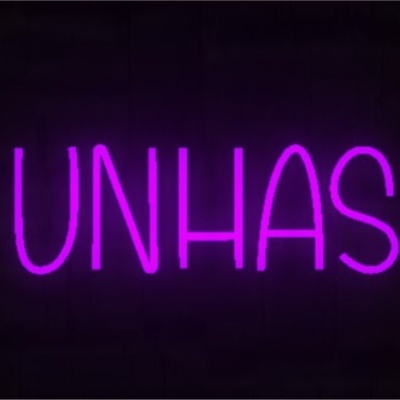 Letreiro de néon a dizer UNHAS em letra maiúscula cor de rosa
