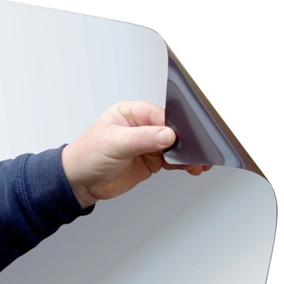 Mão segurando filme plástico reflexivo branco e metálico