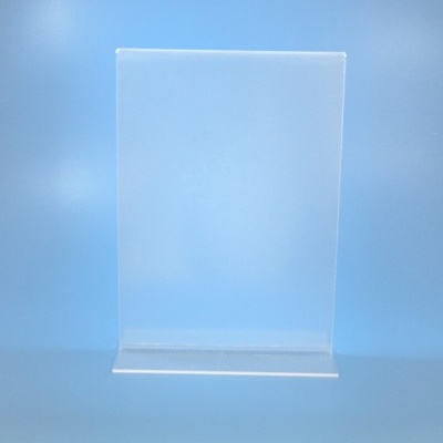 Suporte acrílico transparente sobre fundo azul