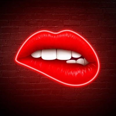 Luz de néon com forma de boca vermelha mordendo o lábio inferior
