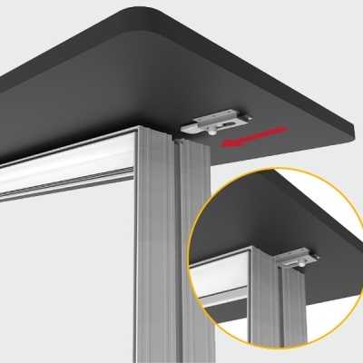Canto de divisor de escritório com estrutura metálica prateada, painel branco e topo preto fosco com acessório fixado.