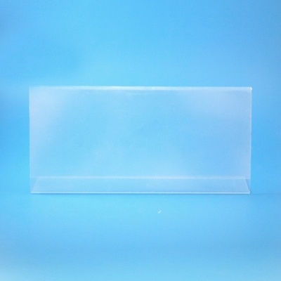 placa retangular transparente fosca sobre fundo azul