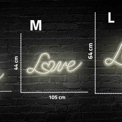 Letreiros luminosos com a palavra 'Love' em três tamanhos diferentes em luz branca contra parede de tijolos pretos.