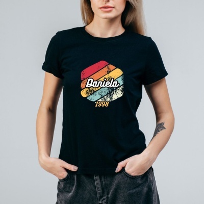 Camisola preta com estampado colorido e texto Daniela 1998