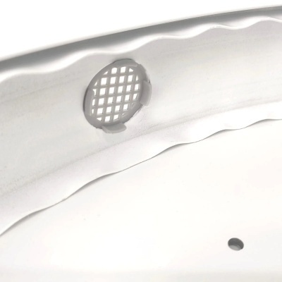 Balde branco de plástico com grelha circular e perfuração, sobre fundo neutro