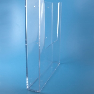 Estrutura acrílica transparente com divisórias verticais e furos, sobre fundo azul