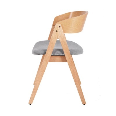 Cadeira moderna em madeira clara com assento cinzento e encosto curvado