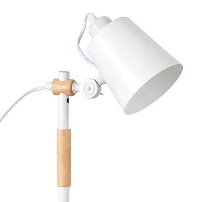 Candeeiro de mesa metálico branco com detalhes em madeira clara e cúpula cónica.