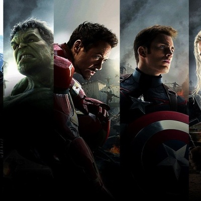 Seis super-heróis em fatos distintos em fundo enevoado e sombrio