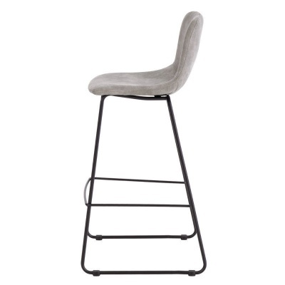 Cadeira alta estofada cinza claro com estrutura metálica preta